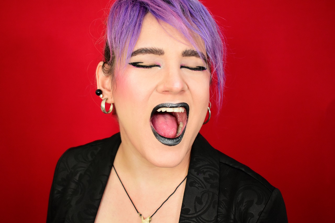 piercing oreja en Chica punk y rokera