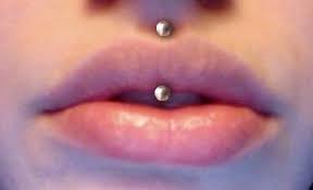 Piercing en el labio